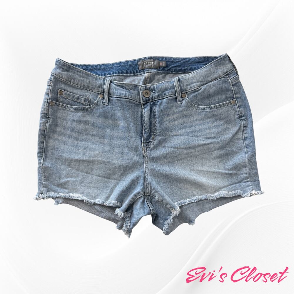 Torrid Women's Denim Shorts Raw Freyed Classic 5 pocket Design Light Wash Sz 16